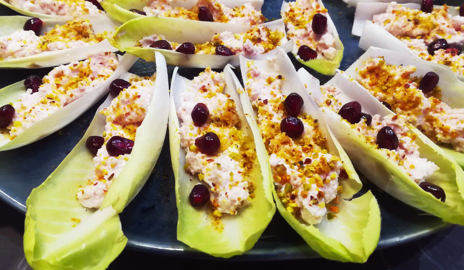 Bouchées d’endive au tarama et pistaches croquantes